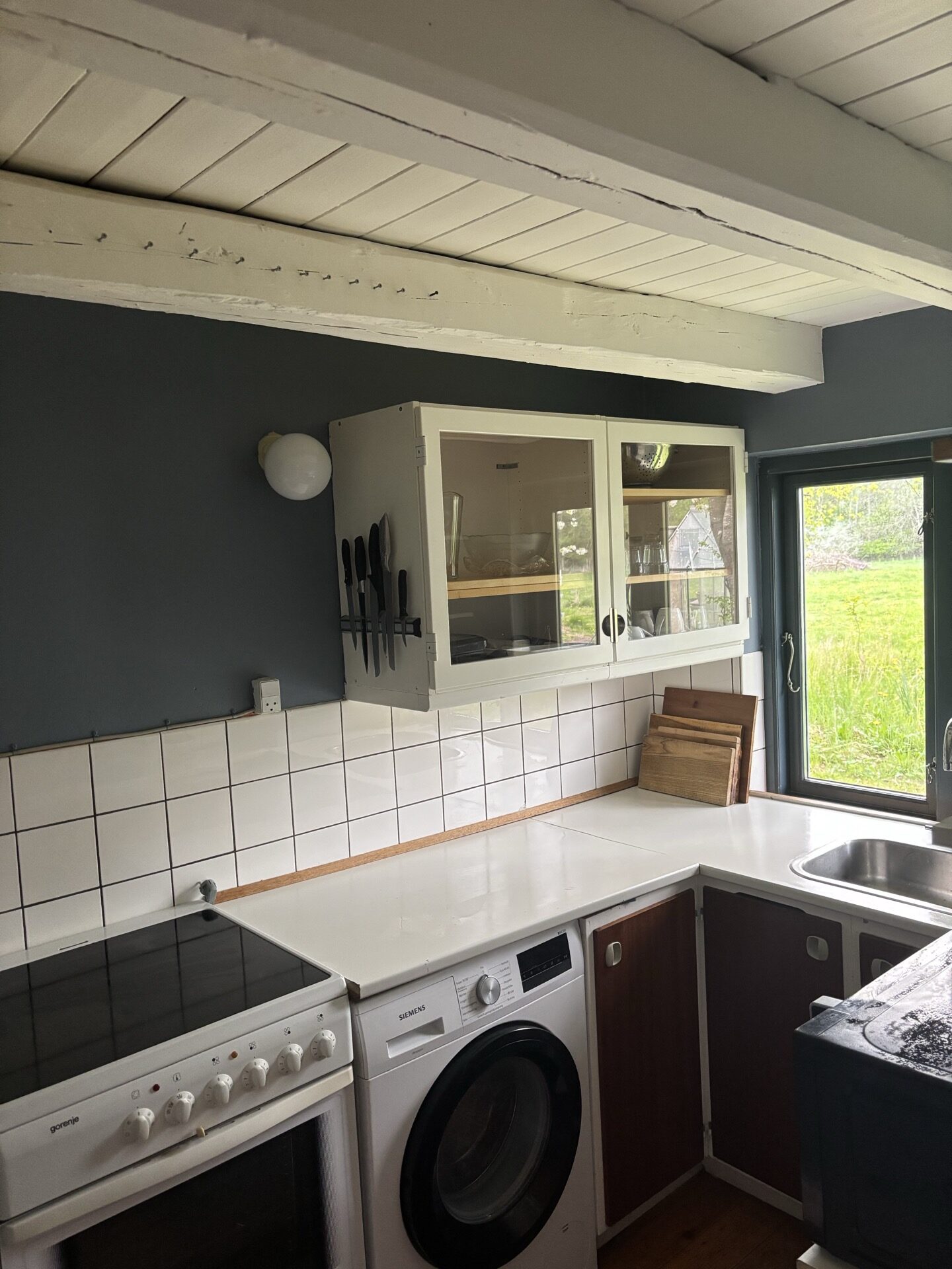 Køkkenskab med knivmagnet og mørkeblå vægge