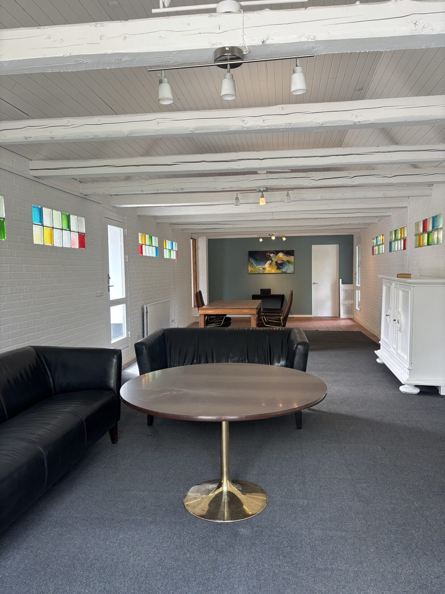 Sofagruppe med rundt sofabord i stuen